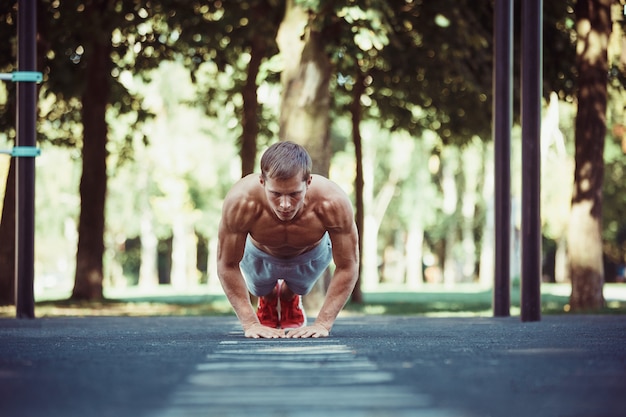 Free photo athlete doing exercises at stadium at park