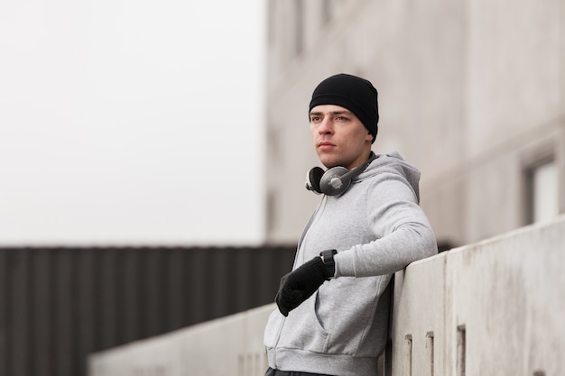 Free Photo athlete leaning against a wall in urban environment