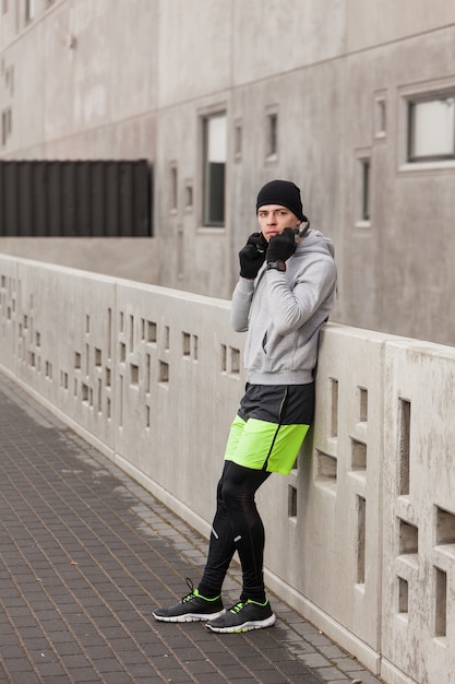 Free photo athlete leaning against wall