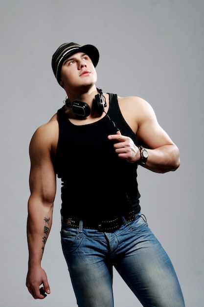 Free photo athlete man with big muscles wearing headphones