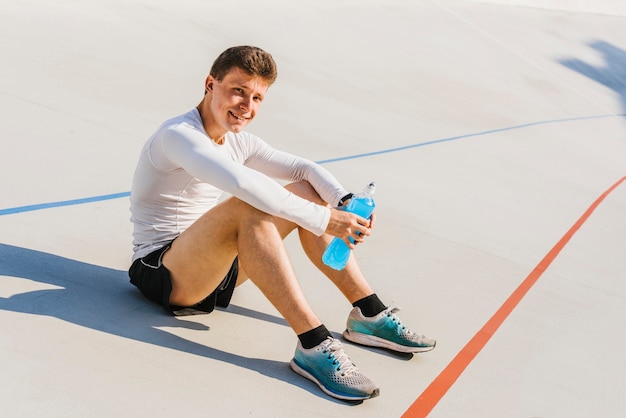 Free photo athlete sitting down while facing the camera