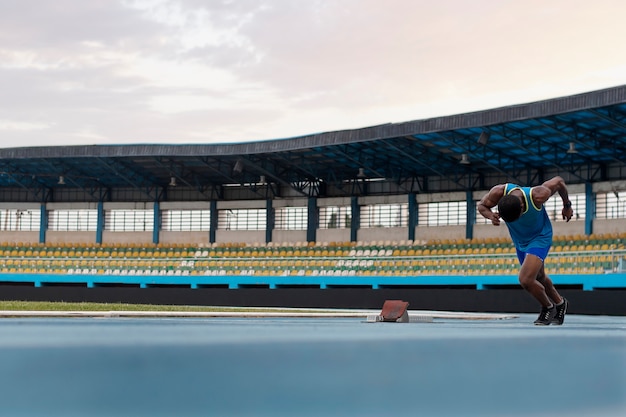 Free photo athlete on the starting line at the stadium