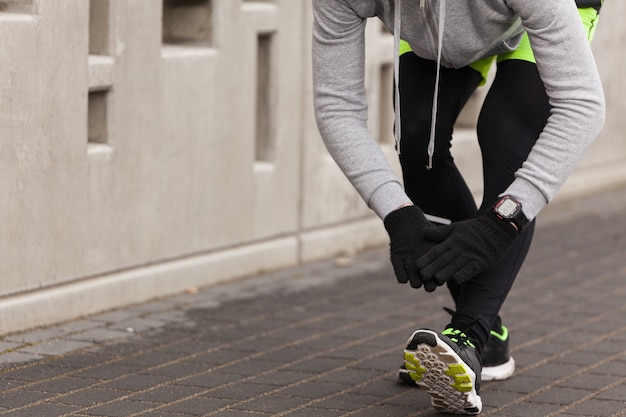 Free photo athlete tying shoes