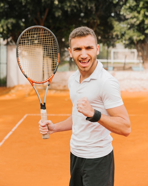 Free photo athletic young tennis player posing