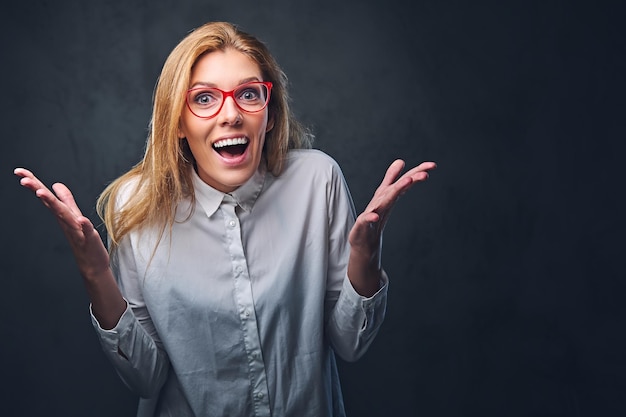 Free photo attractive blond business woman in a white shirt over grey background.