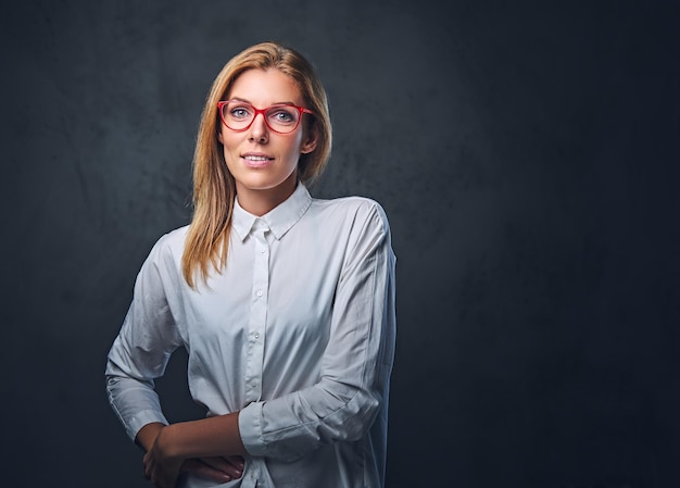 Free Photo attractive blond business woman in a white shirt over grey background.