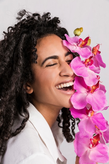 Free photo attractive cheerful woman with orchid flower