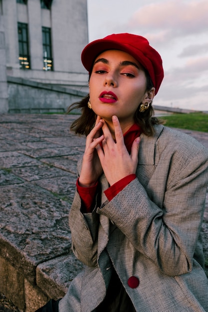 Free photo an attractive young woman touching her chin looking at camera