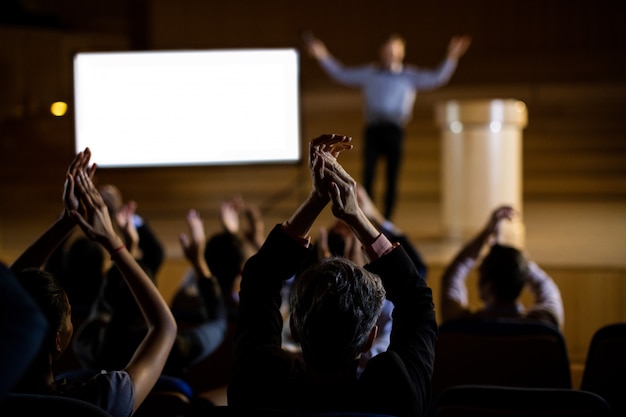 Free photo audience applauding speaker after conference presentation