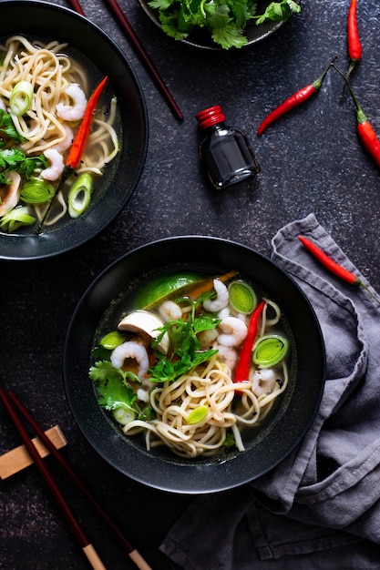 Free photo authentic asian noodle soup in a black bowl