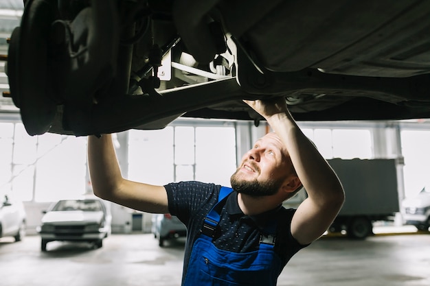 Auto mechanic looking car's hob