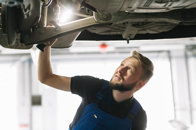 Auto mechanic looking car's nave 