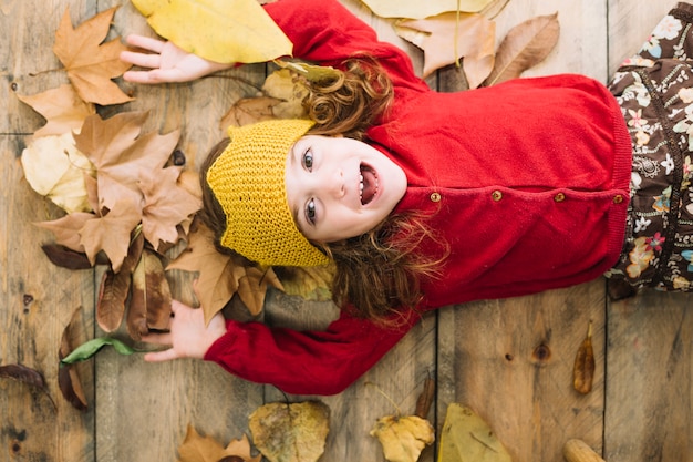 Free photo autumn concept with happy kid