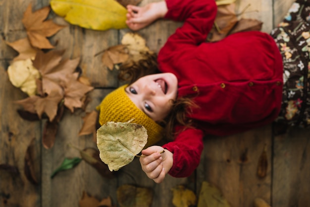 Free photo autumn concept with smiling kid