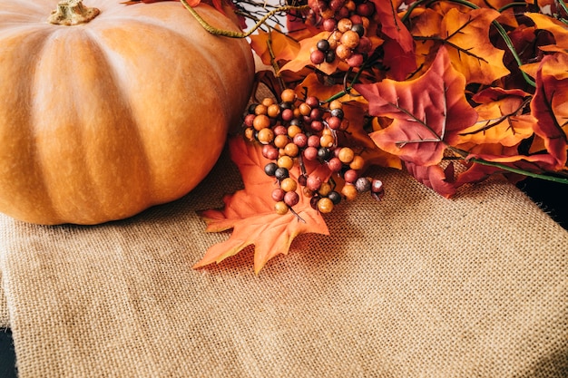 Free photo autumn decoration with leaves and pumpkin