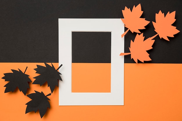 Free photo autumn leaves assortment with white frame