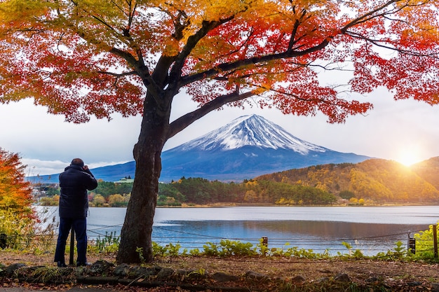 Free photo autumn season and fuji mountain at kawaguchiko lake, japan. photographer take a photo at fuji mt.