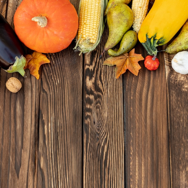 Free photo autumnal frame on wooden background