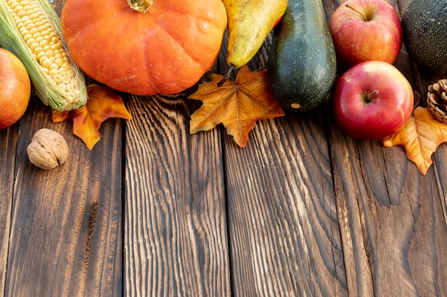 Free photo autumnal frame on wooden table