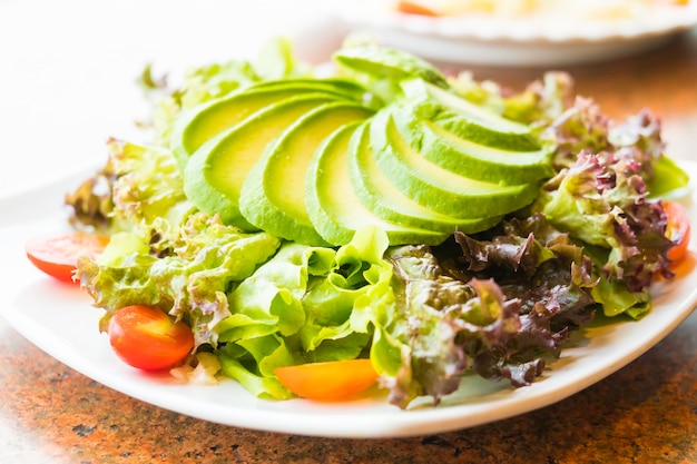 Free photo avocado salad