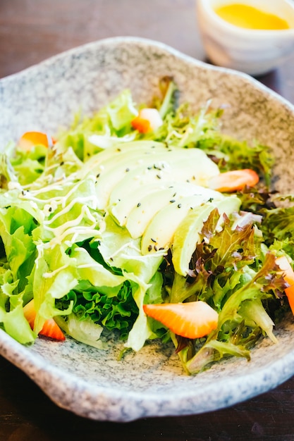 Free photo avocado and strawberry with vegetable salad