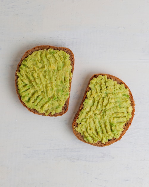 Free photo avocado toast on whole grain bread with vegetables