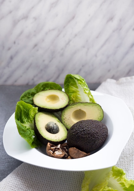 Free photo avocados with lettuce on plate