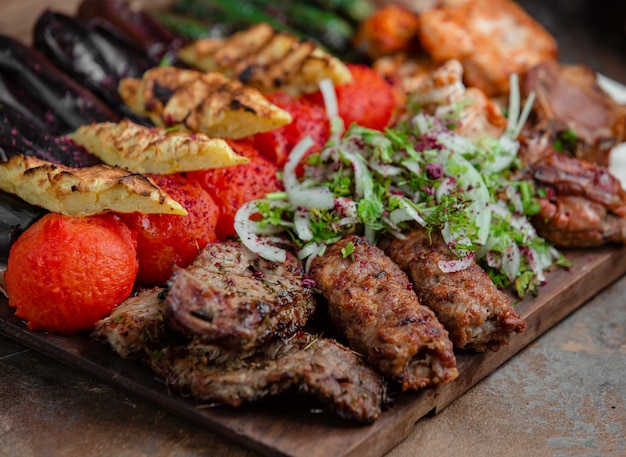 Free photo azerbaijani lyulya kebab with potatoes and vegetables