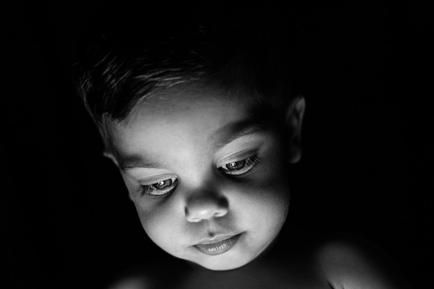 Free photo baby boy in black and white