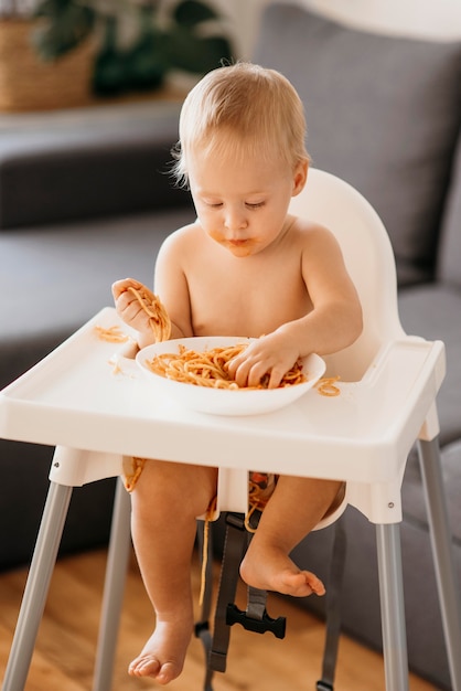 Free photo baby boy playing with pasta