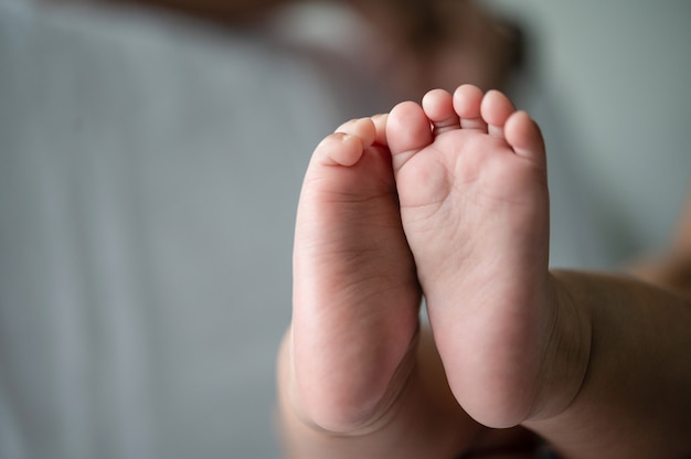 Free photo baby feet in white bed.