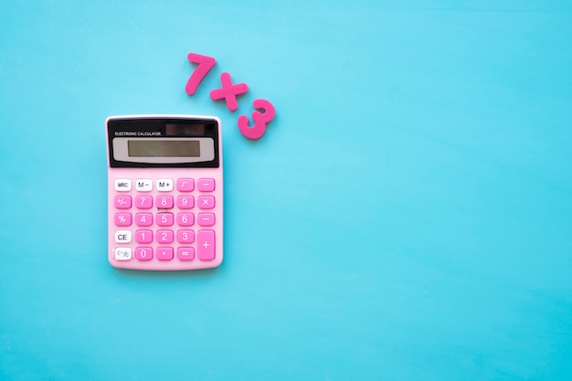 Free photo back to school concept with calculator and numbers