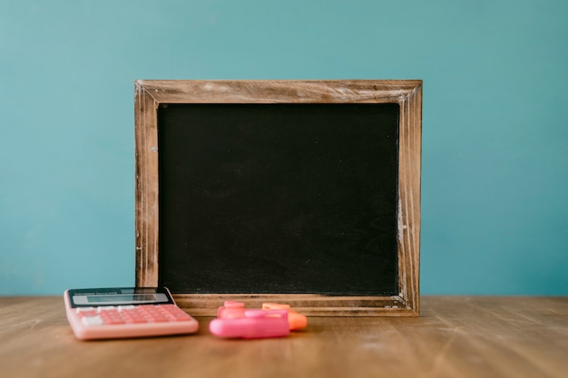 Free photo back to school concept with standing slate