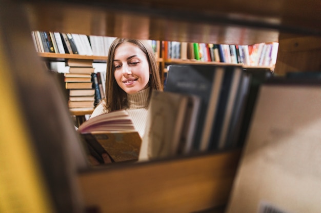 Free photo back to school concept with woman studying in library