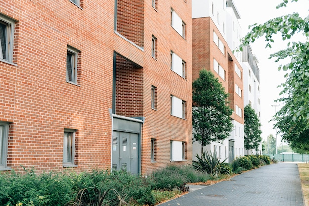 Free photo back side of a modern english apartment