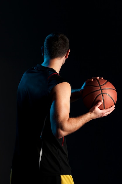 Free photo back view of basketball player