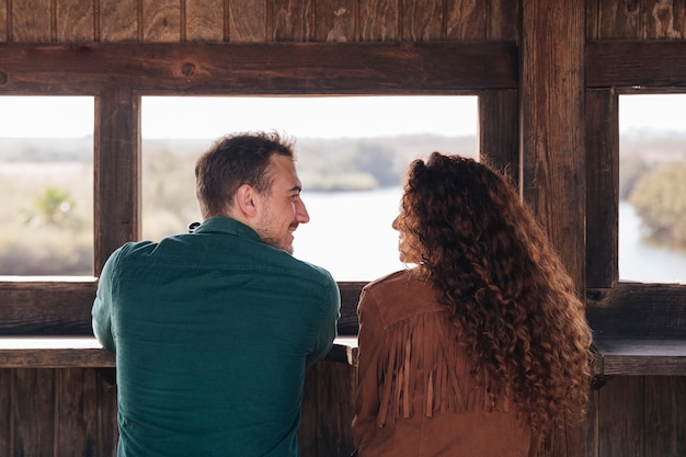 Free photo back view couple inside a shelter