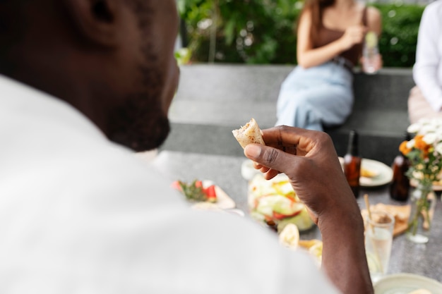 Free photo back view man with delicious food