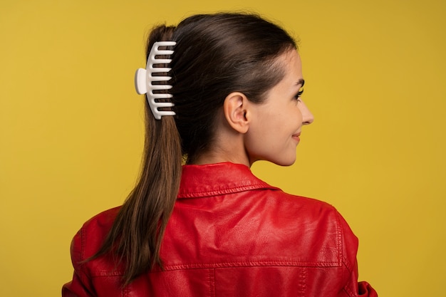 Free photo back view woman  wearing big hair clip