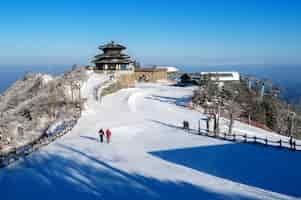 Free photo backpacker on deogyusan mountains in winter