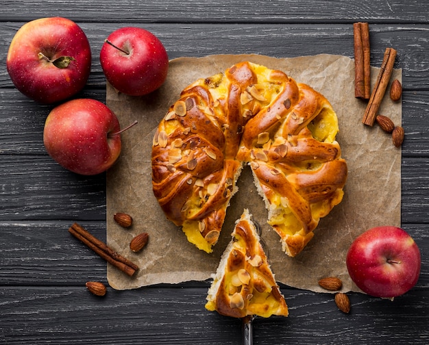 Free photo baked apple pie and slice on cloth