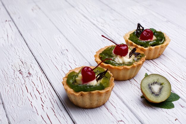 Baked baskets with fruits and sweet cream