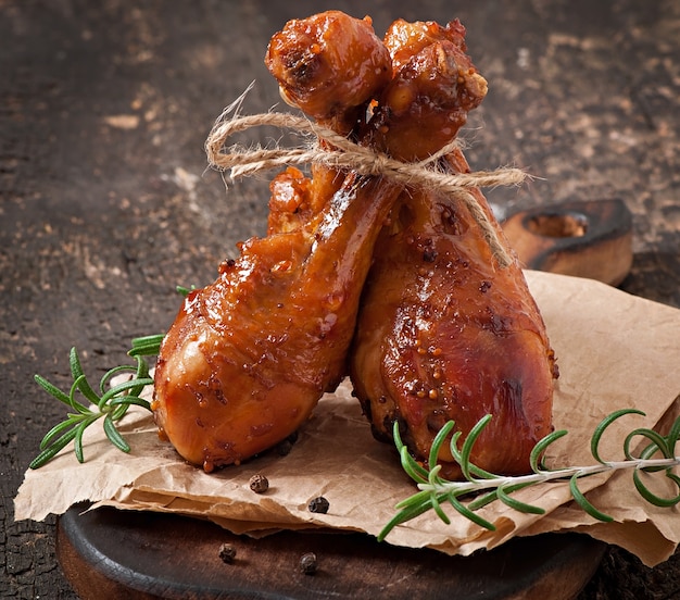 Free photo baked chicken drumsticks in honey-mustard marinade