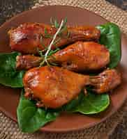 Free photo baked chicken drumsticks in honey-mustard marinade