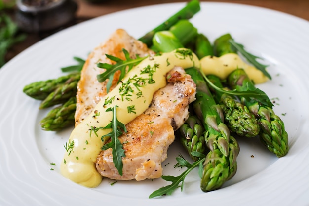 Free Photo baked chicken garnished with asparagus and herbs