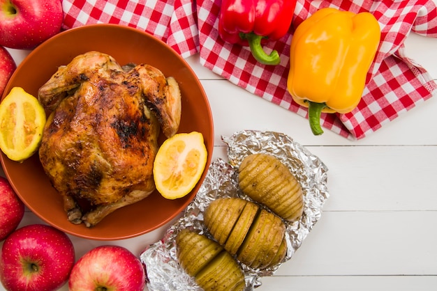 Free photo baked chicken with lemon and potatoes