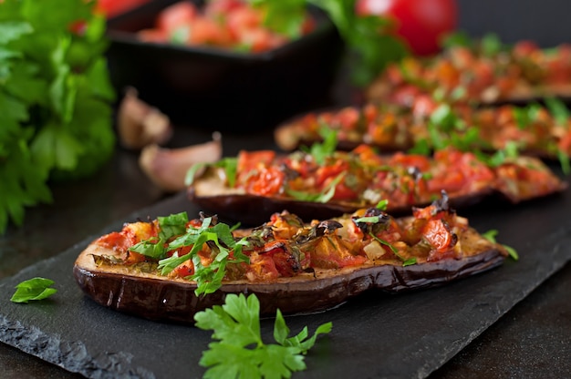 Free photo baked eggplant with tomatoes, garlic and paprika