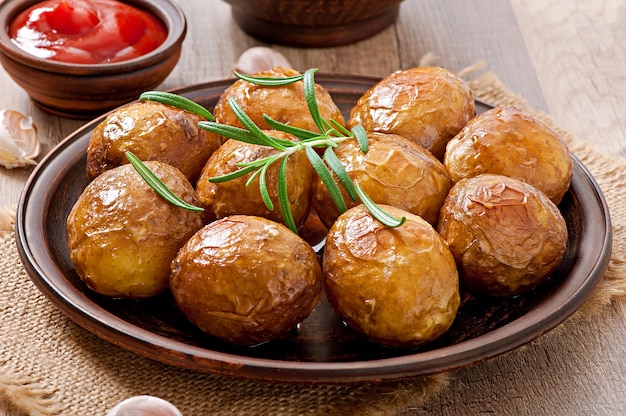 Free photo baked potatoes with  rosemary