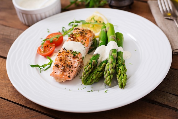 Free Photo baked salmon garnished with asparagus and tomatoes with herbs