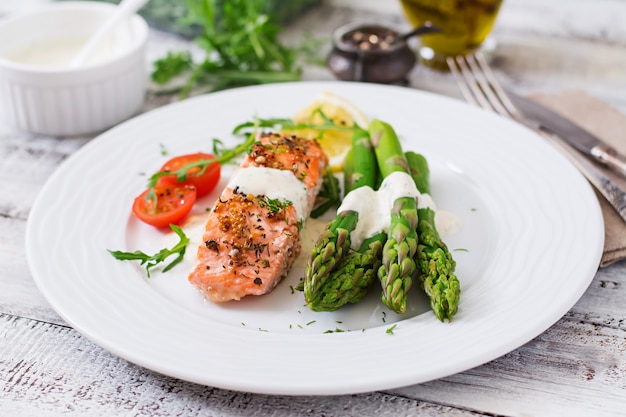 Free Photo baked salmon garnished with asparagus and tomatoes with herbs